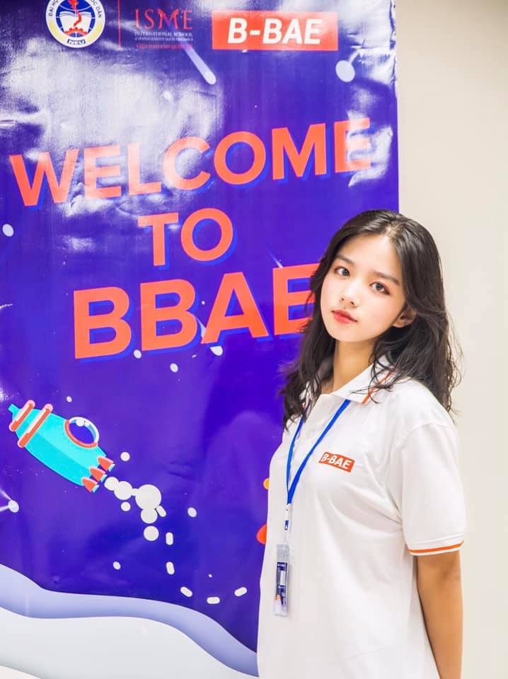 nu sinh dh kinh te quoc dan anh 6