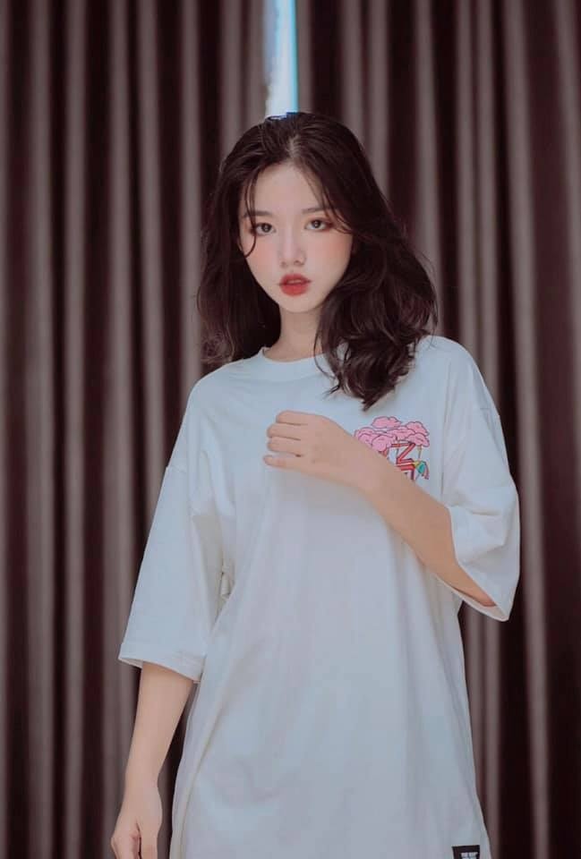 nu sinh dh kinh te quoc dan anh 8