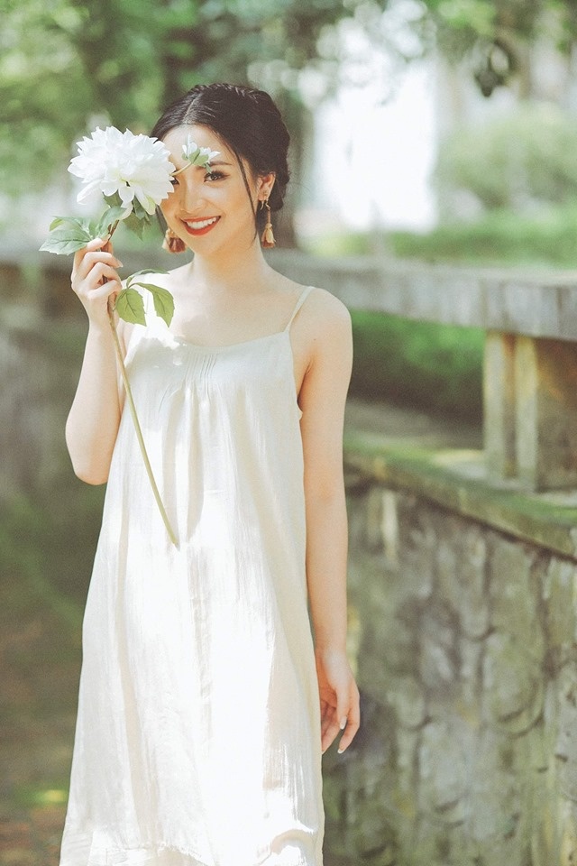 nu sinh dh kinh te quoc dan anh 3