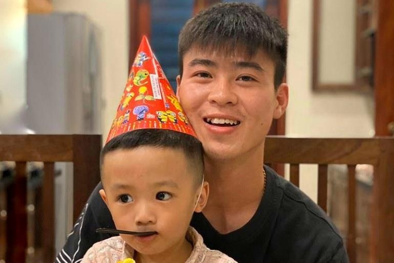 Duy Manh duoc gia dinh ban gai Quynh Anh to chuc sinh nhat hinh anh