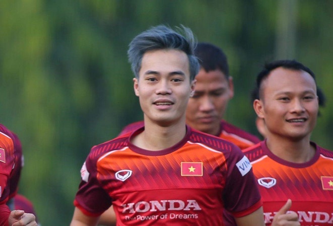 Van Toan, HLV Park nhuom toc, fan treu 'toc thay xanh, toc con da bac' hinh anh