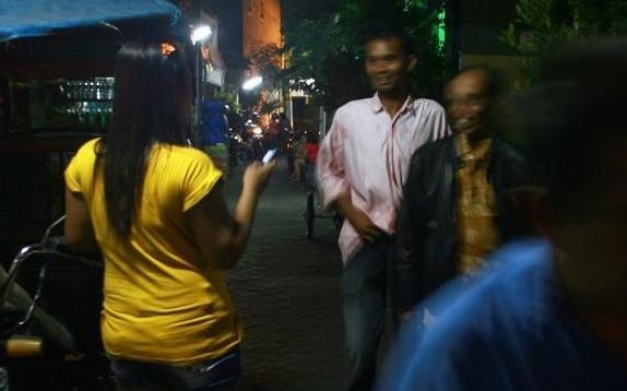 Khach du lich dung Tinder de tim gai mai dam khi toi Indonesia hinh anh