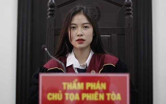 Nu sinh Hoc vien Toa an gay thuong nho voi khoanh khac vao vai chu toa hinh anh