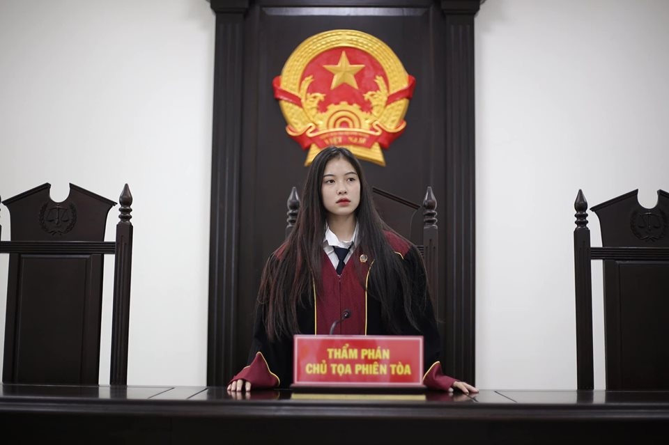 nu sinh bat ngo noi tieng anh 1