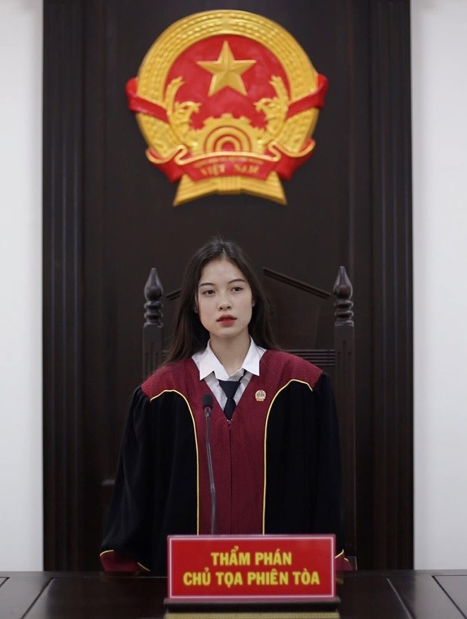 nu sinh hoc vien toa an anh 1