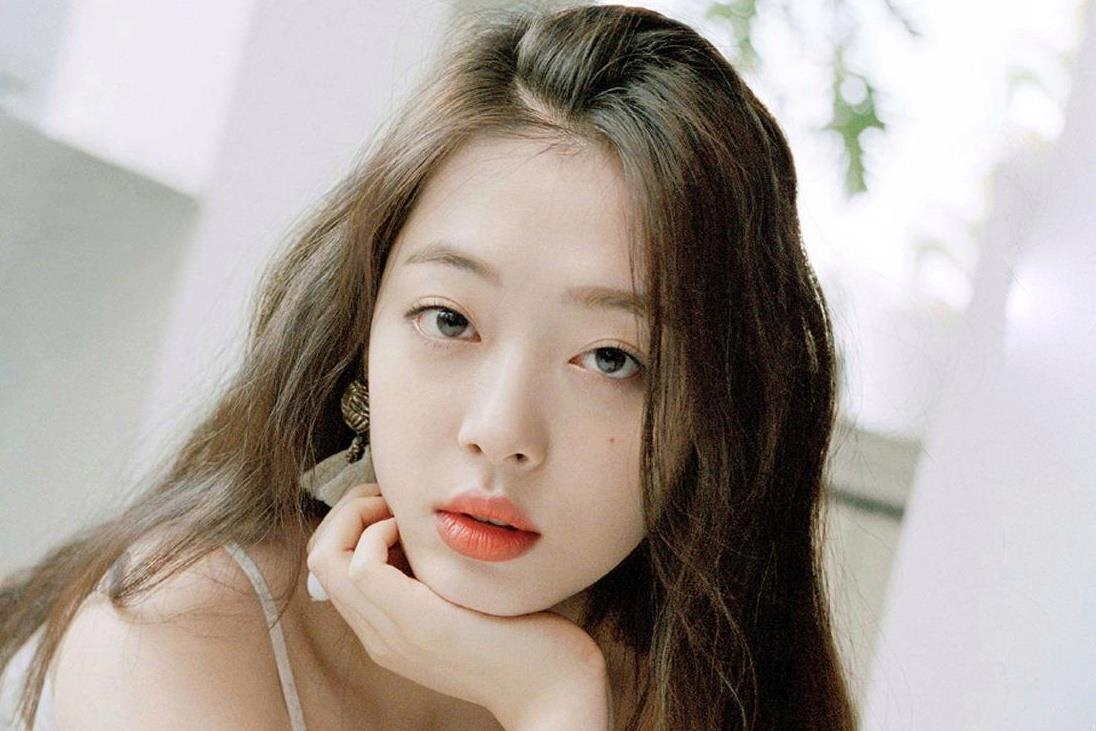 Hot girl Viet bang hoang truoc thong tin Sulli qua doi o tuoi 25 hinh anh