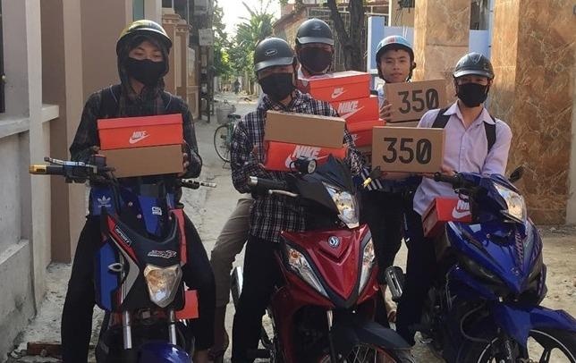 Moi nam sinh gop 450.000 dong mua 21 doi giay tang ban nu ngay 20/10 hinh anh