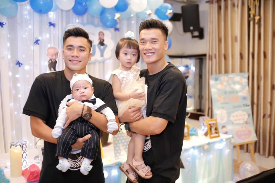 Cau thu khoe anh con anh 7