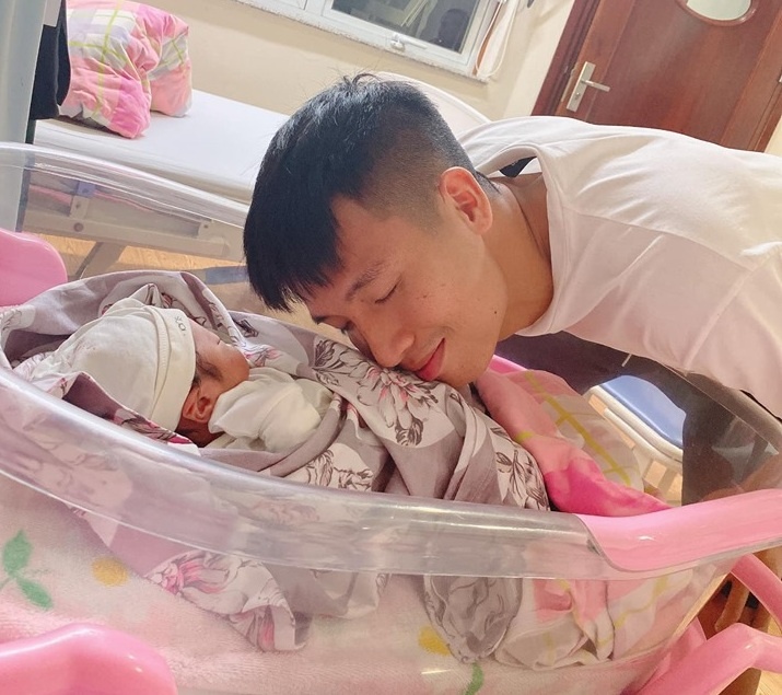 Cau thu khoe anh con anh 1