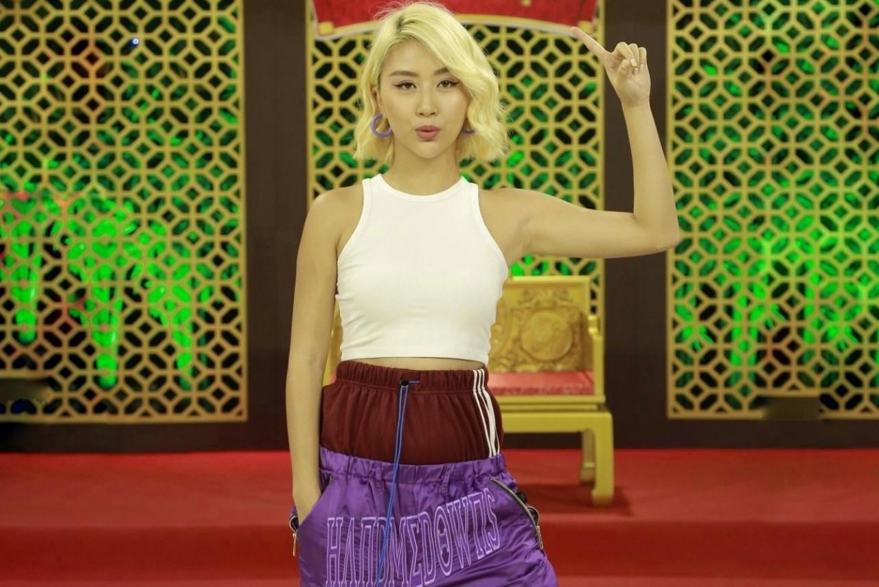 Quynh Anh Shyn khien dan mang boi roi khi dien quan 2 cap la mat hinh anh