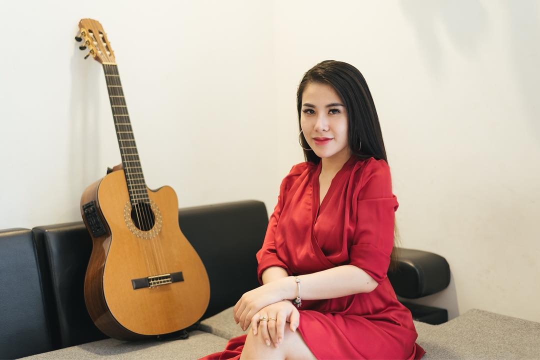 Co giao day tieng anh xinh dep anh 6