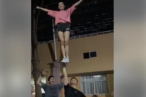 Man tap nhay co dong cua hoc sinh Sai Gon khien nguoi xem thot tim hinh anh