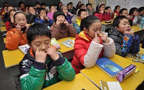 Vi sao cha me Trung Quoc phan doi truong cai cach, giam tai viec hoc? hinh anh