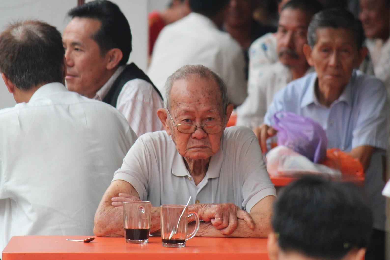 Nguoi gia o Singapore phai cham ca con lan bo me hinh anh