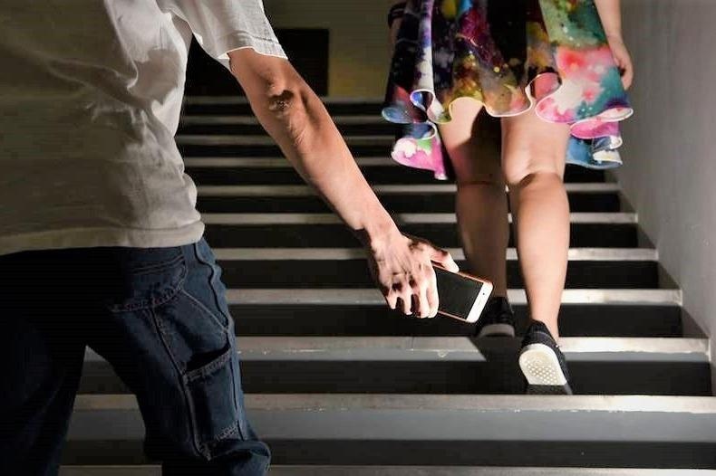 Nan nhan cua tan cong tinh duc tu bi do loi nguoc den im lang cho qua hinh anh