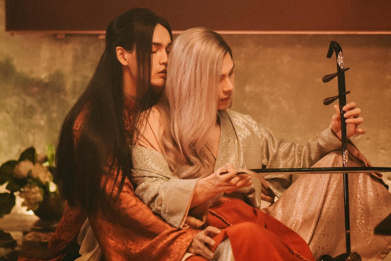 Xem MV chu de LGBT co khien tre lech lac gioi tinh? hinh anh