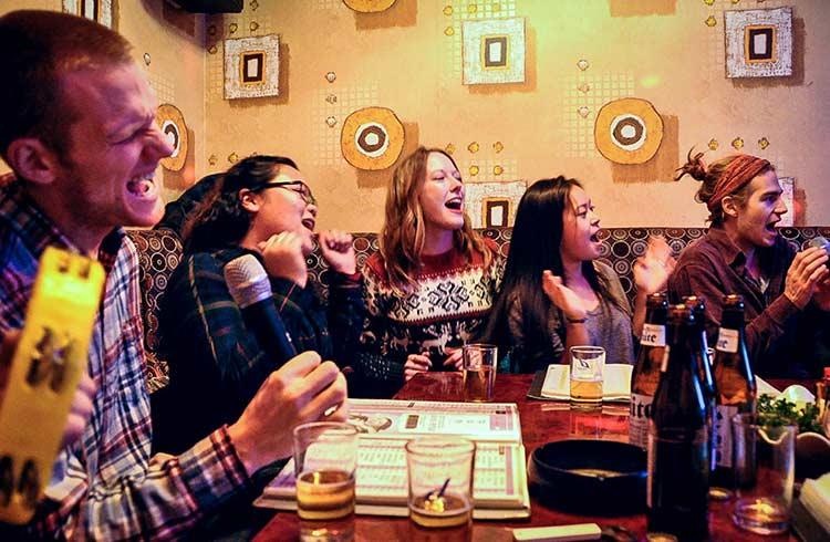 Van hoa ep nhan vien an nhau cung sep bi tay chay o Han hinh anh