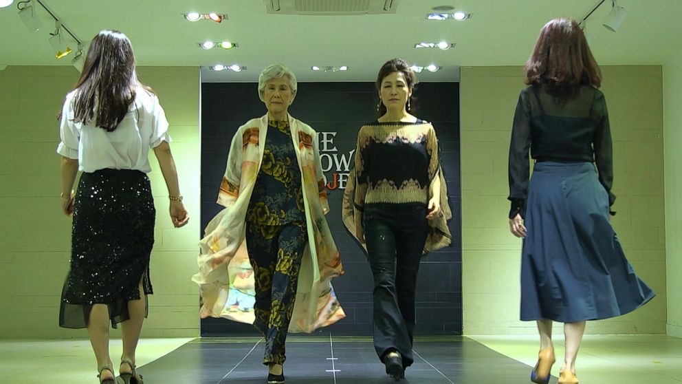 Nguoi Han Quoc ngoai 60 tuoi hoc catwalk, uoc mo lam nguoi mau hinh anh