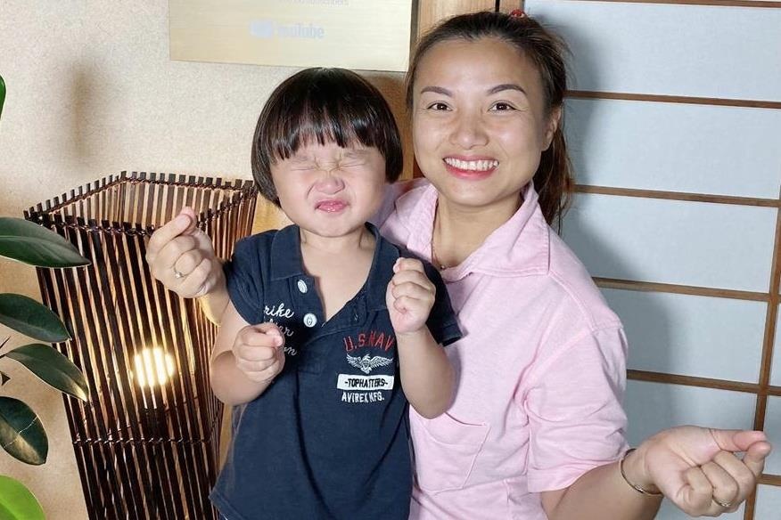 Be Sa tam dung xuat hien o vlog va hau qua khi tre noi tieng qua som hinh anh