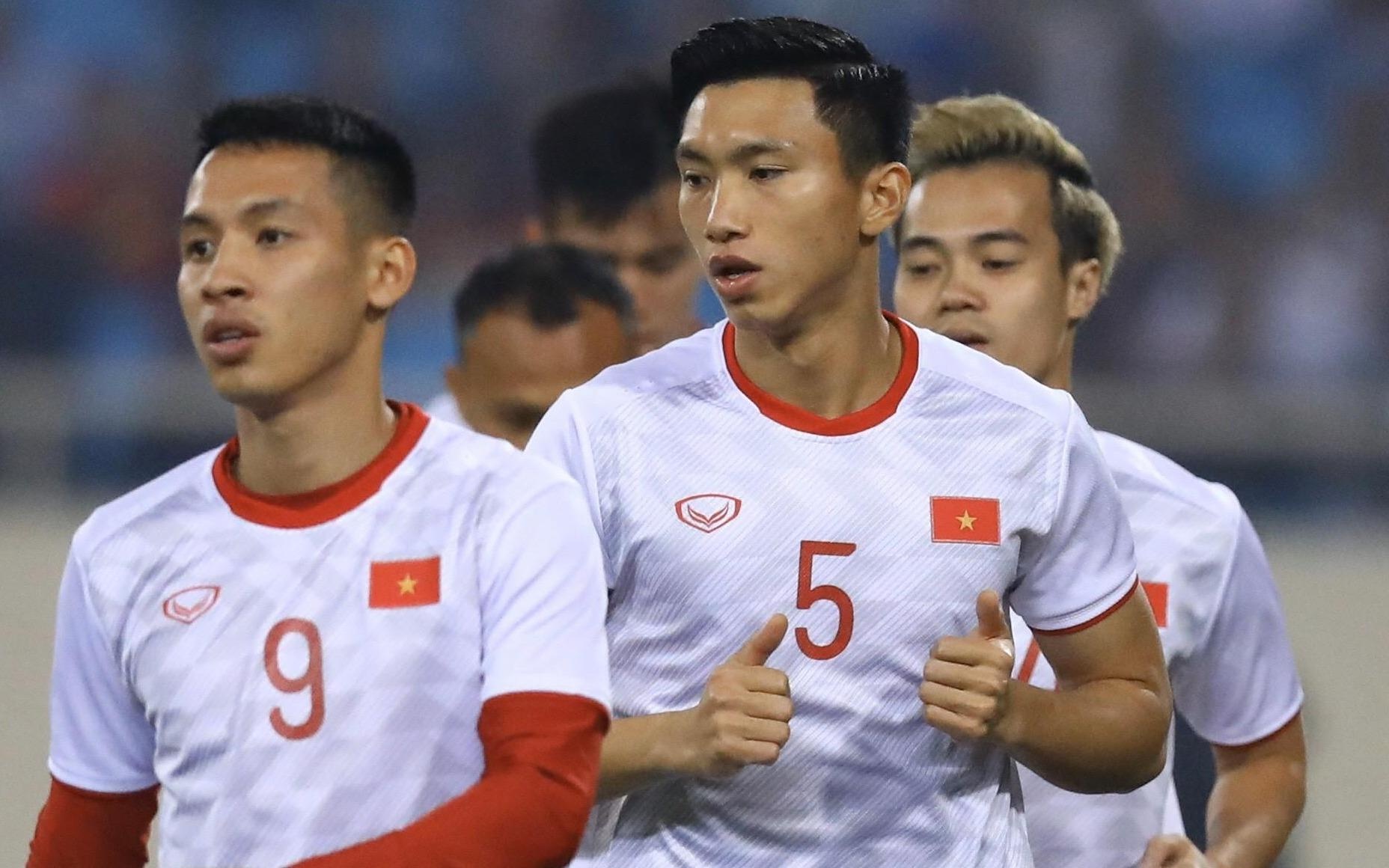 Nguoi yeu Van Hau, em gai Van Toan den san tiep lua cho tuyen Viet Nam hinh anh