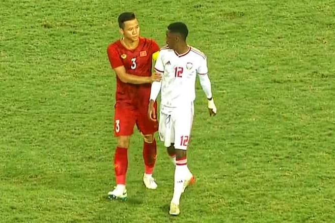 Dan mang che anh Hai Que an ui cau thu UAE nhan the do hinh anh
