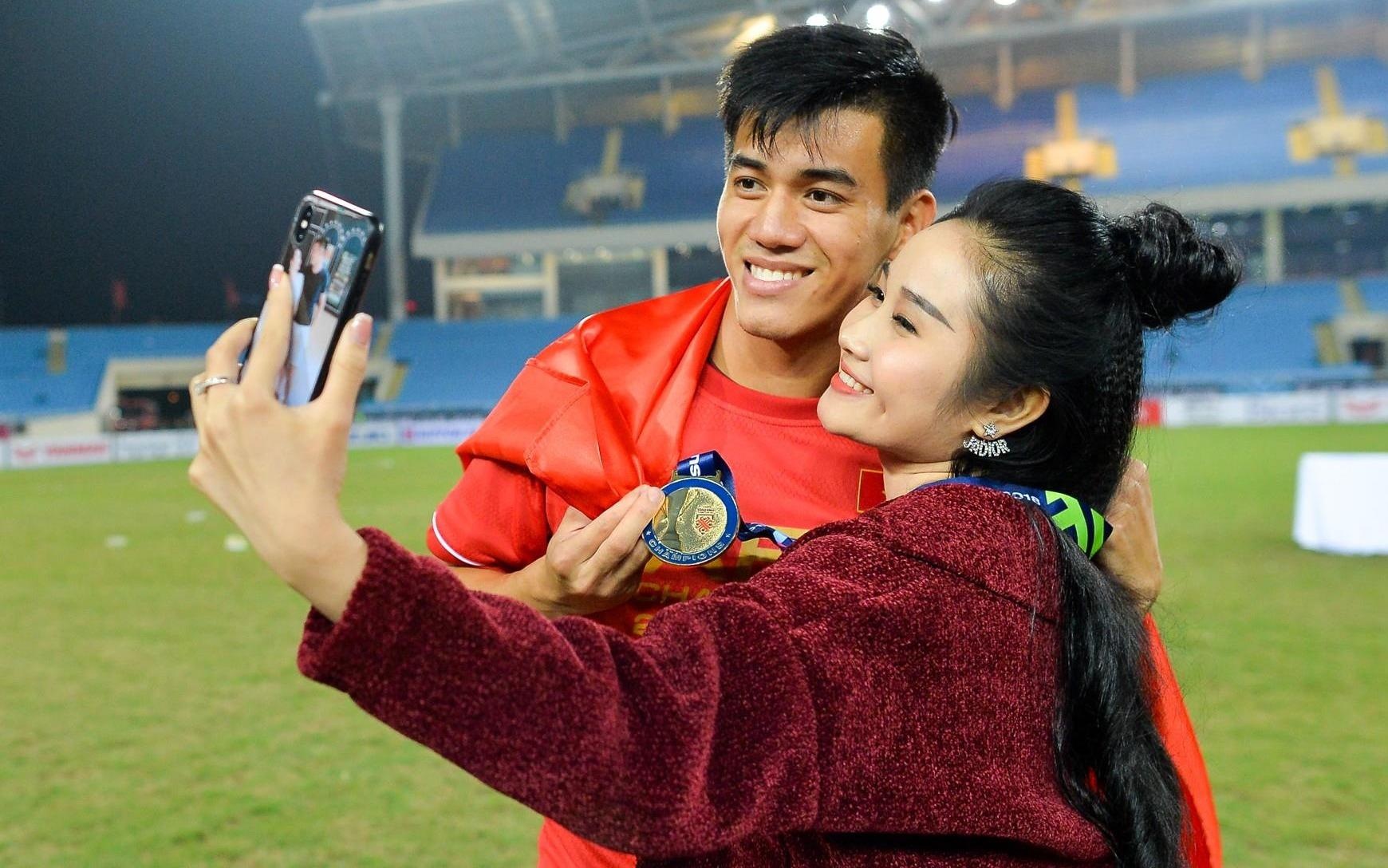 Ban gai Tien Linh va nhung nang WAGs tung theo nghe giao hinh anh