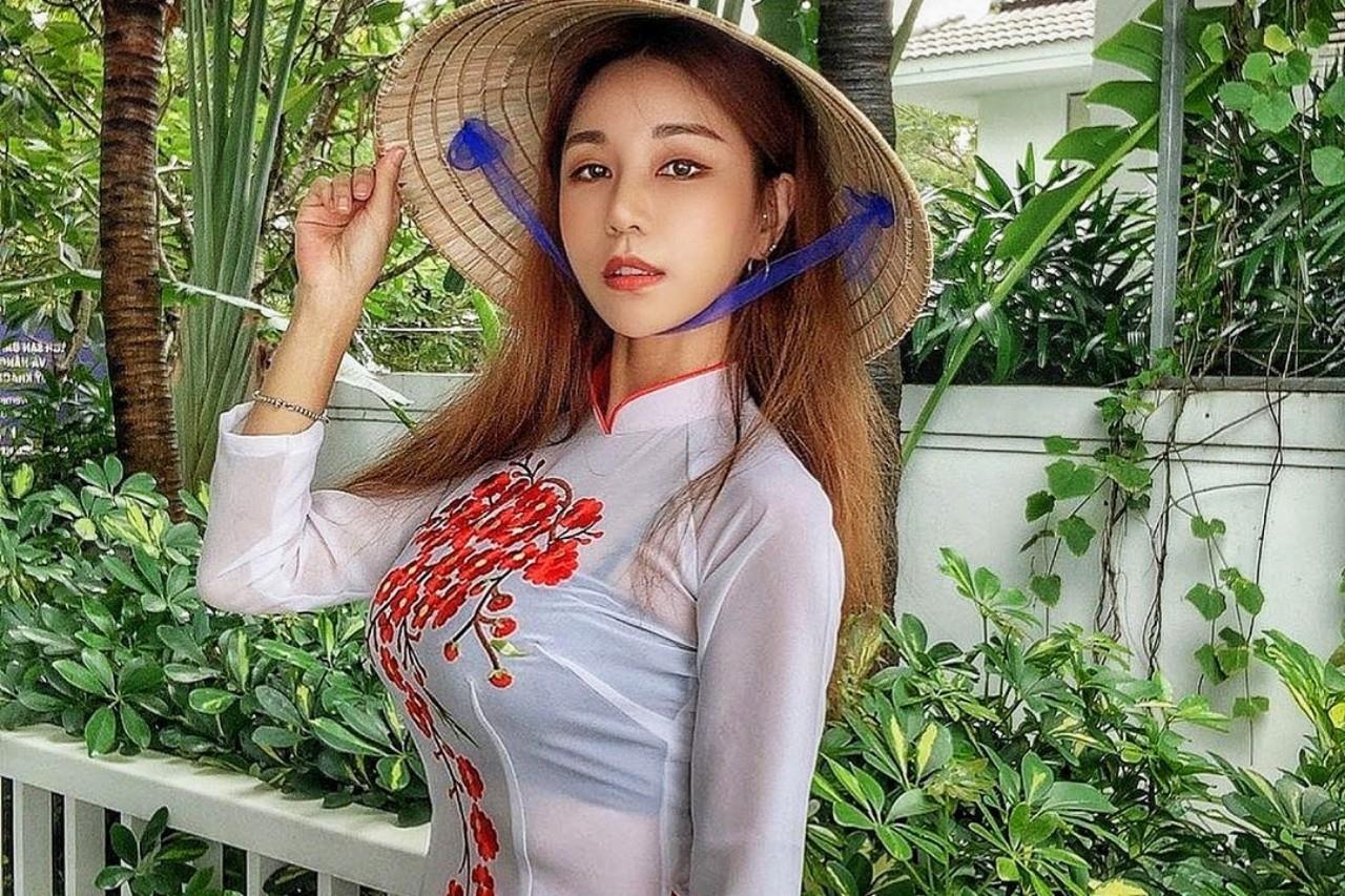 DJ goi cam xu Han khoe anh dien ao dai, doi non la o Da Nang hinh anh