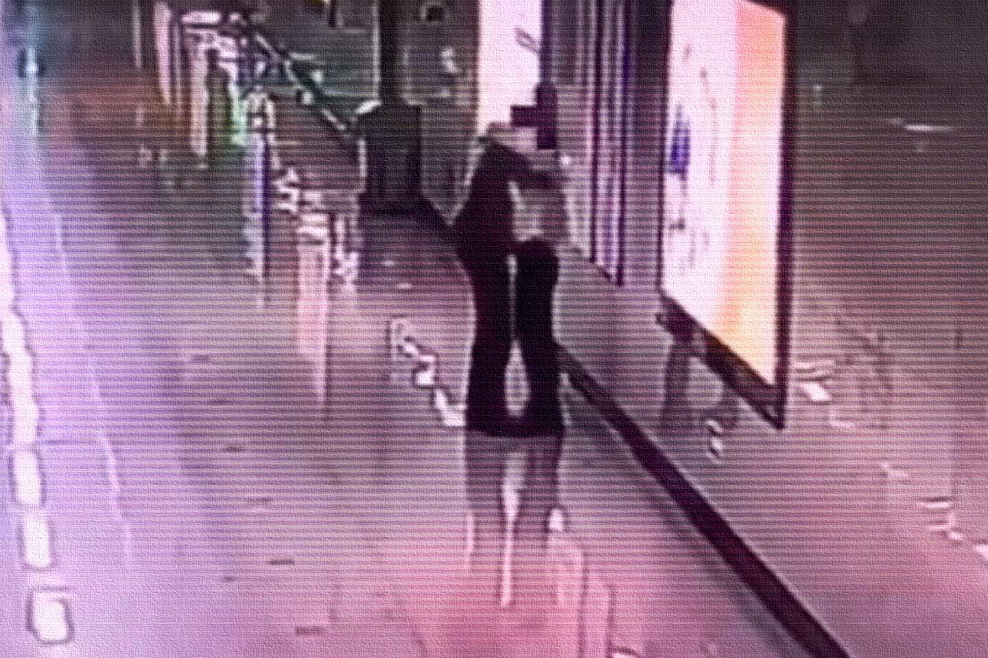 ôm người lạ bật khóc ở nhà ga ảnh 1 om nguoi la bat khoc o nha ga anh 1