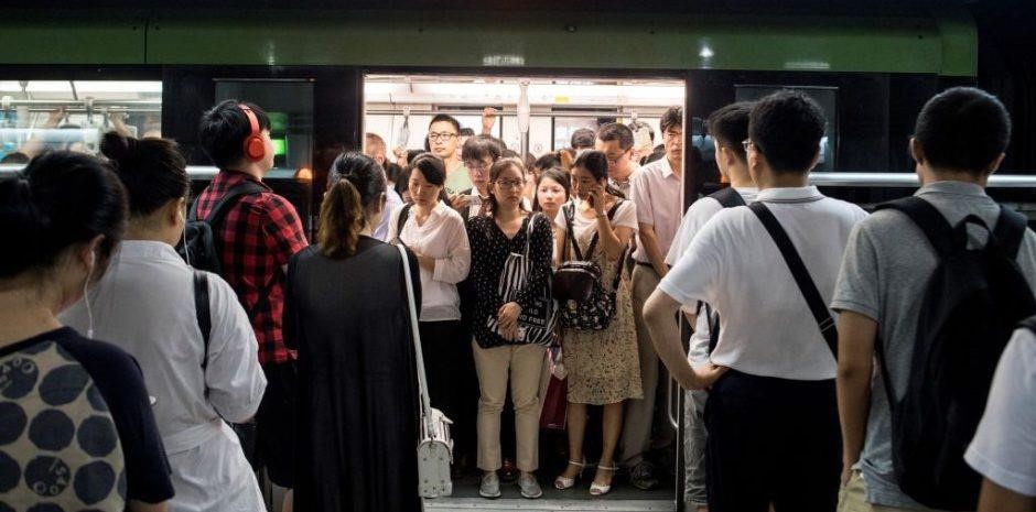 ôm người lạ bật khóc ở nhà ga ảnh 2 om nguoi la bat khoc o nha ga anh 2