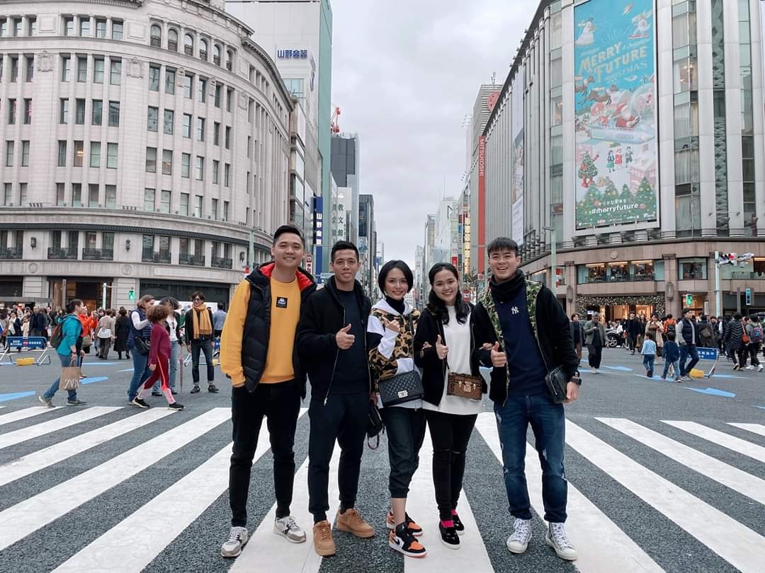 cau thu va ban gai du lich anh 7