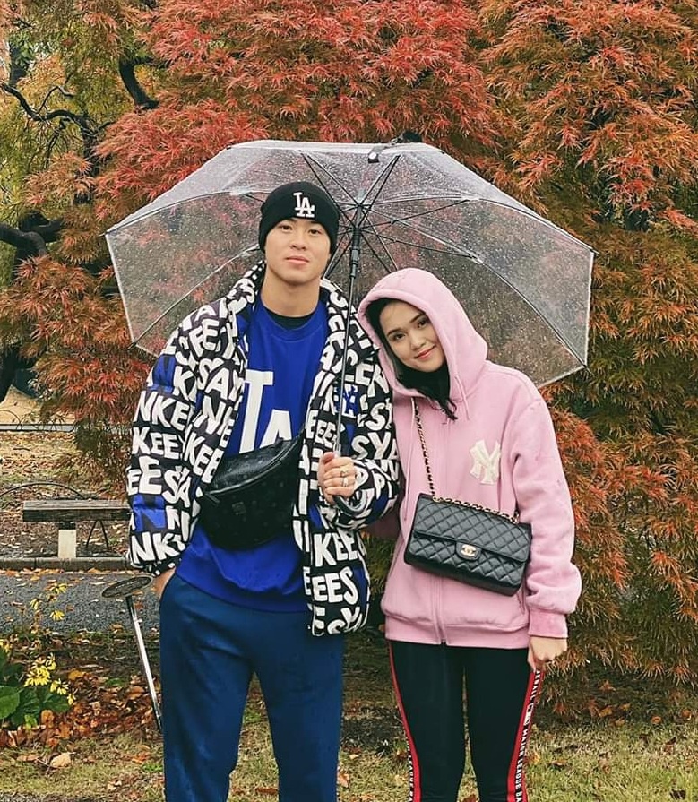 cau thu va ban gai du lich anh 5