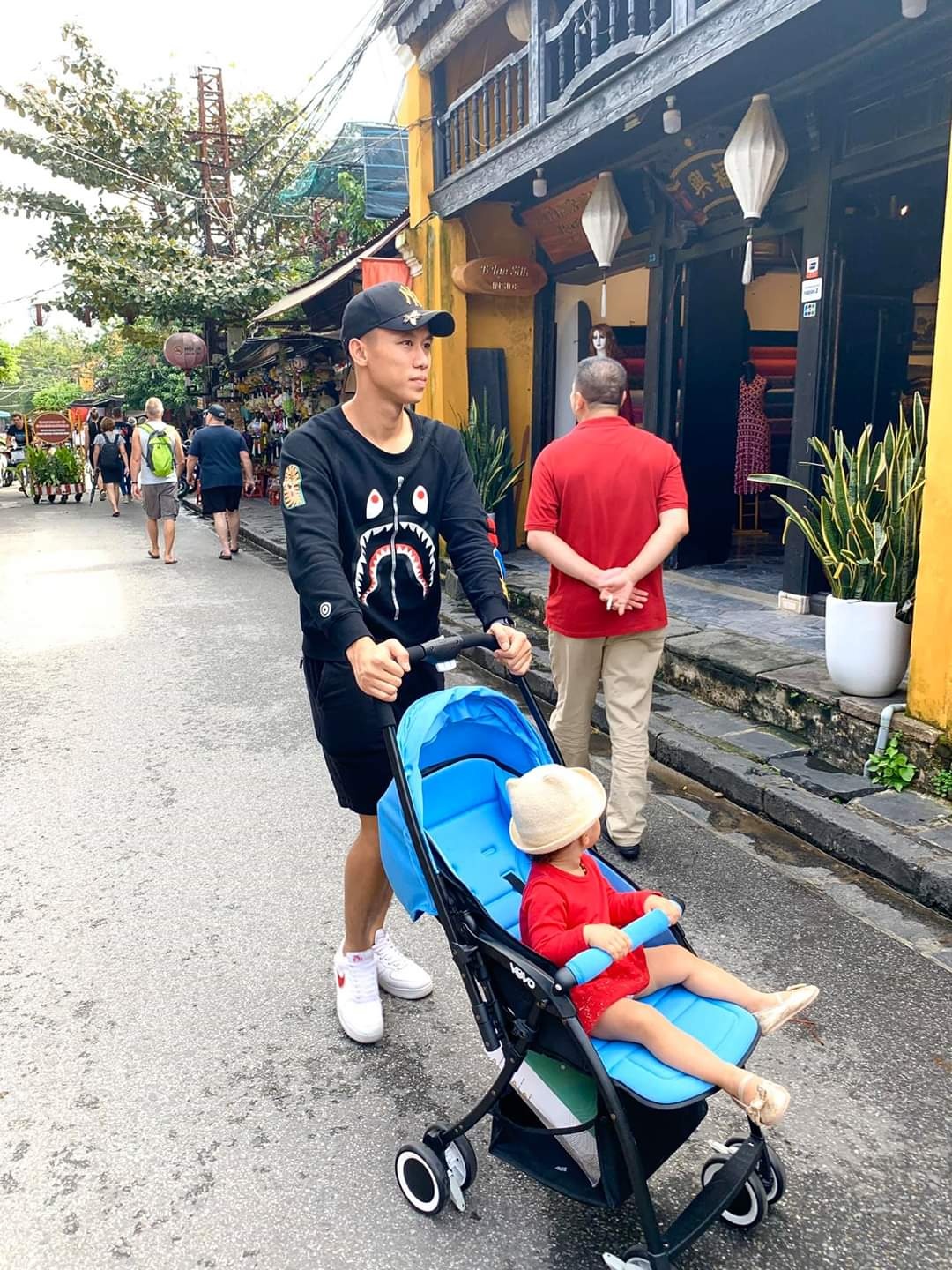 cau thu va ban gai du lich anh 2