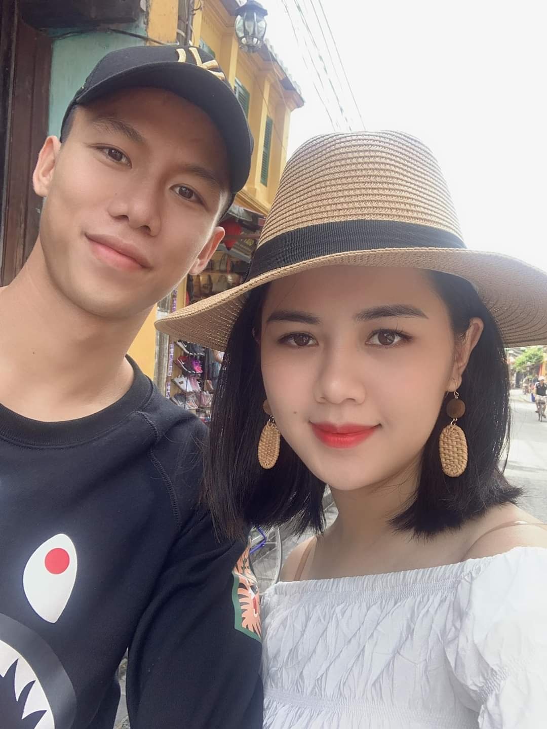 cau thu va ban gai du lich anh 3