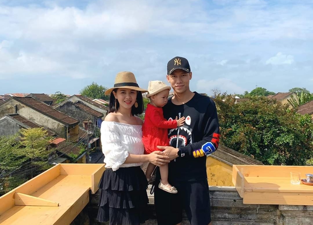 cau thu va ban gai du lich anh 1