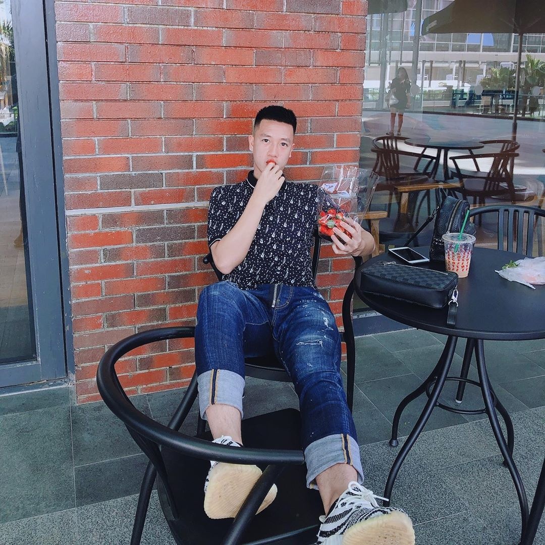 cau thu va ban gai du lich anh 11