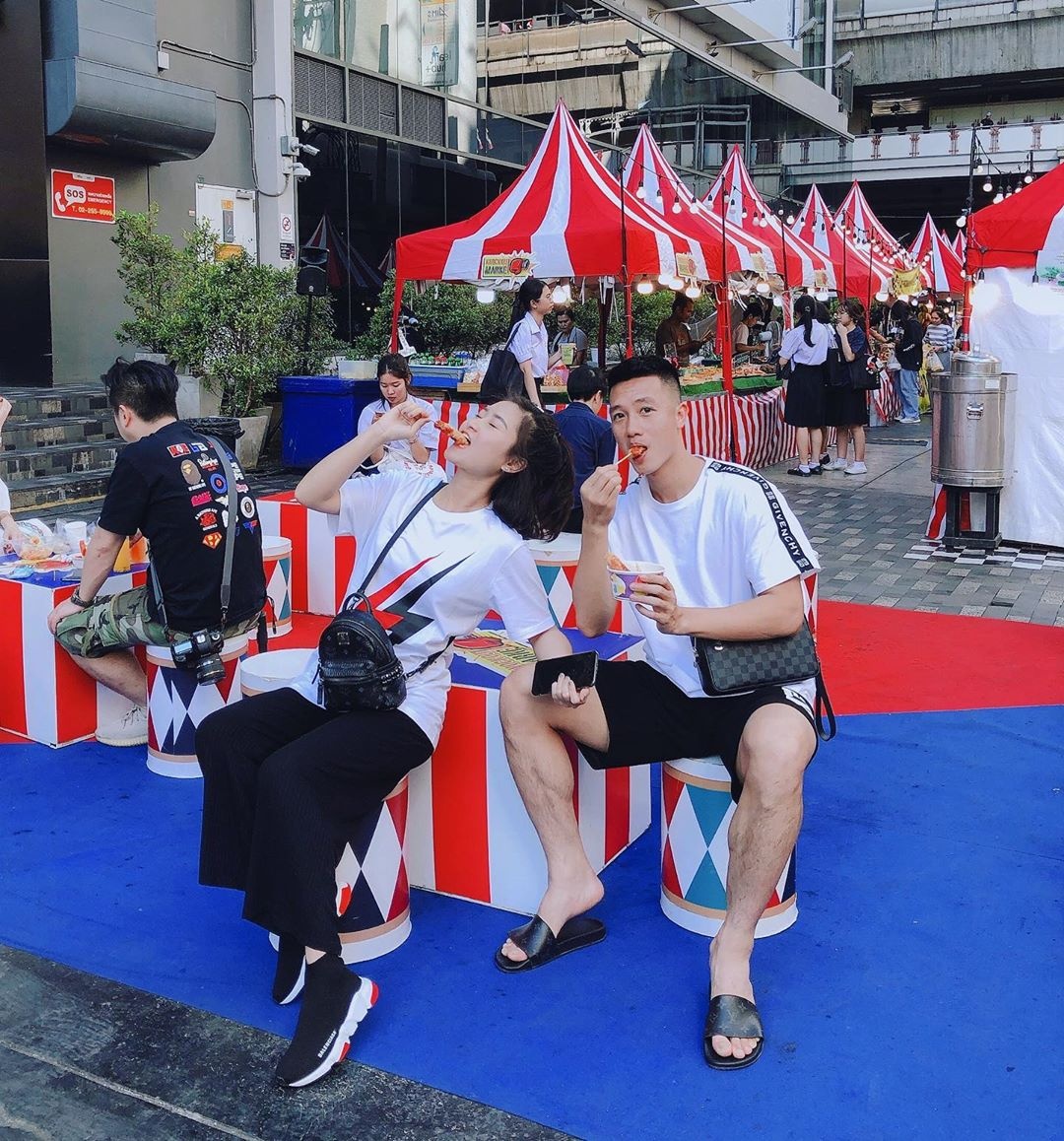 cau thu va ban gai du lich anh 12