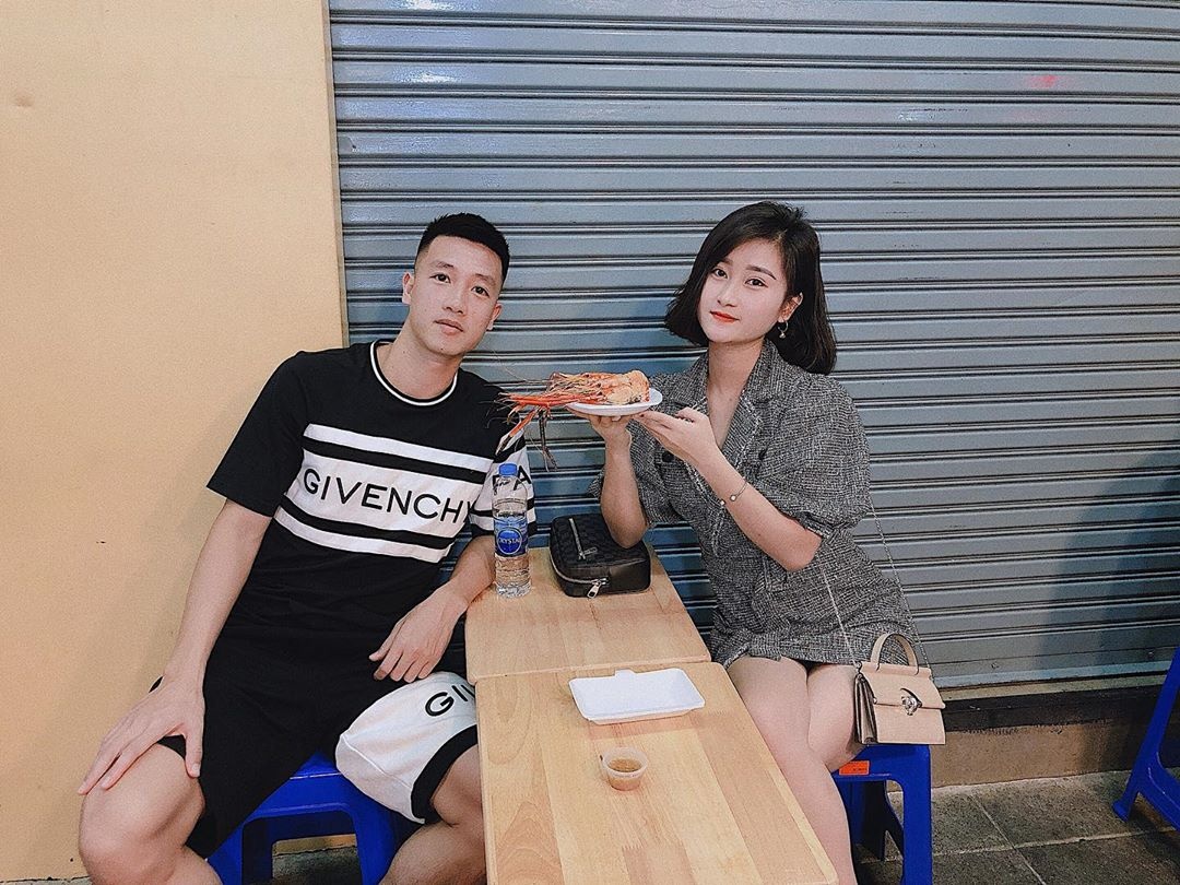 cau thu va ban gai du lich anh 10