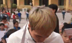 Van Toan bi fan nhi vay kin, xin chu ky khi ve tham truong cu hinh anh