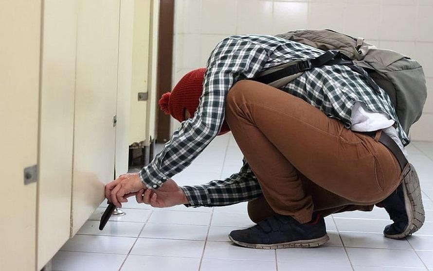 Nam sinh Singapore bi duoi hoc vi quay len ban hoc tam hinh anh