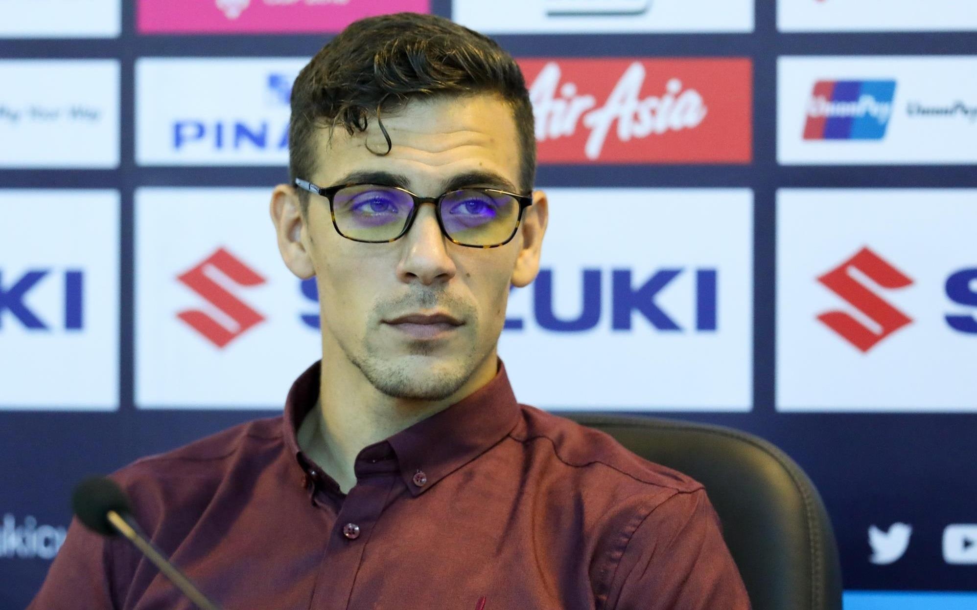 HLV U22 Campuchia gay chu y voi ve ngoai dien trai hinh anh