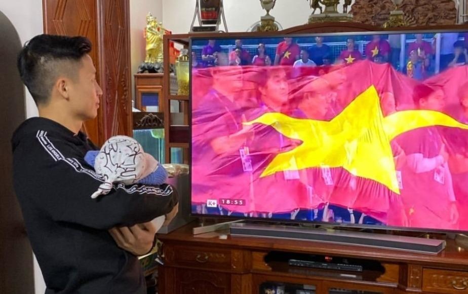 Bui Tien Dung vua be con gai vua co vu cho U22 Viet Nam hinh anh