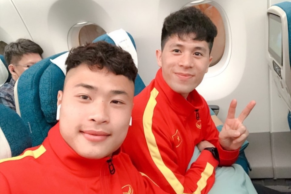 Duc Chinh, Dinh Trong khoe anh chup voi dong doi, check-in Han Quoc hinh anh