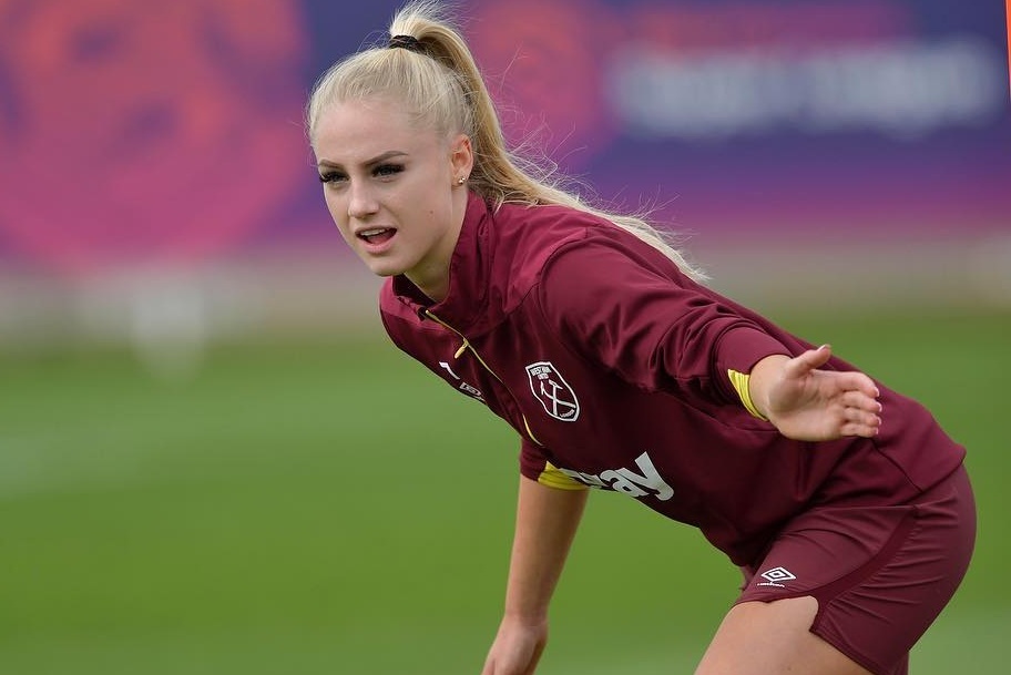 Nu tien dao Thuy Si co ban gai cung la cau thu noi tieng hinh anh