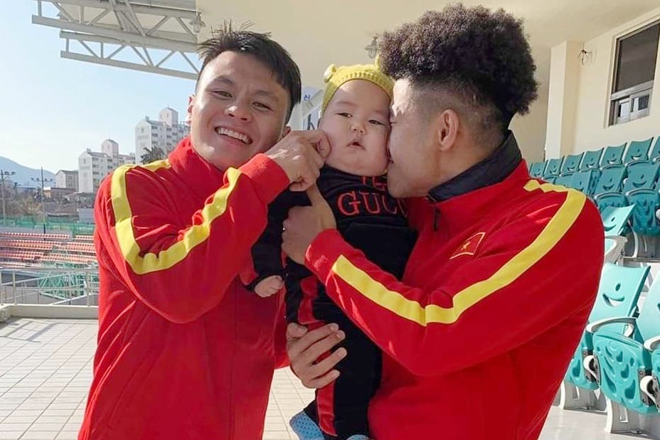 Cau be chiem 'spotlight' khi chup anh cung cac cau thu U23 o Han Quoc hinh anh