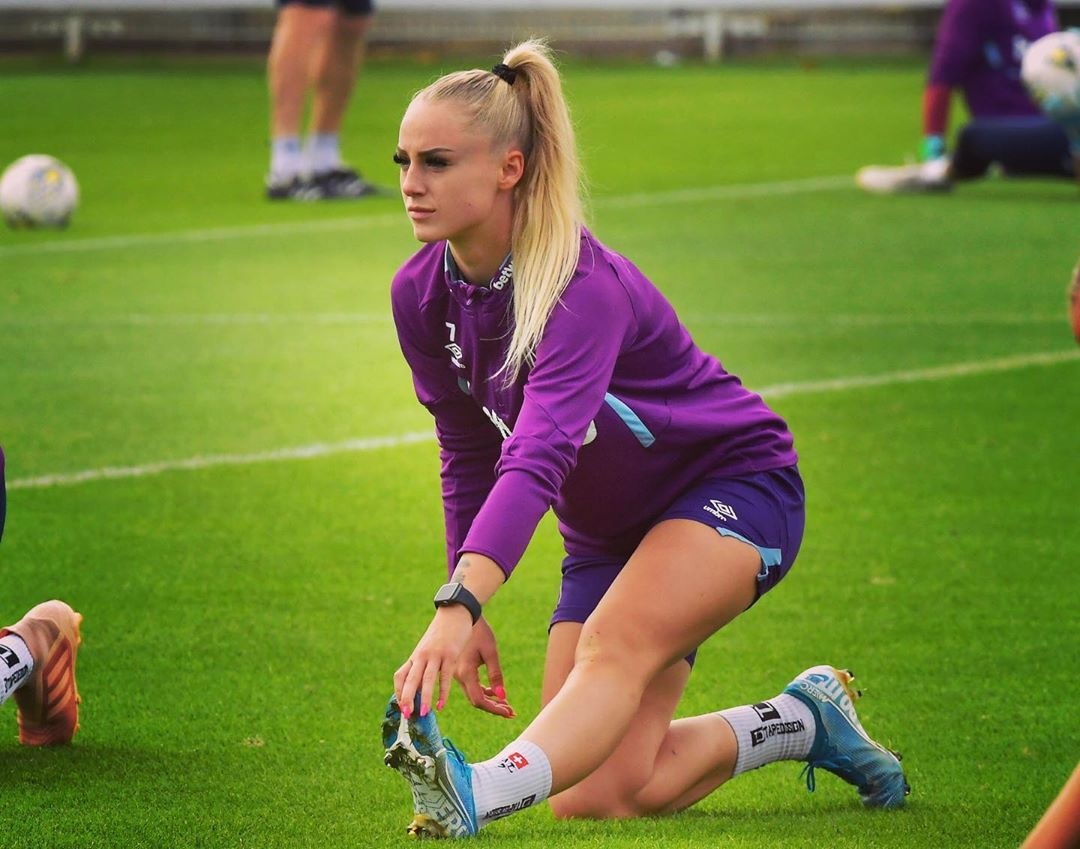 cau thu nu noi tieng anh 6