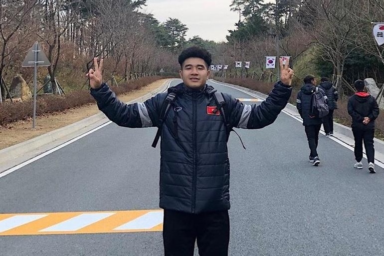 Dinh Trong khoe qua, Duc Chinh lien tuc dang anh check-in Han Quoc hinh anh