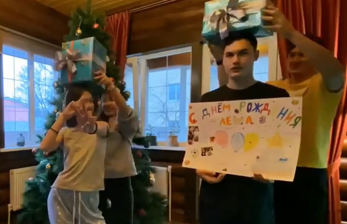 Van Lam va ban gai Yen Xuan don Giang sinh som o Nga hinh anh