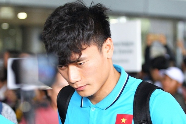 Tien Dung, Hoang Duc khoe anh duoc fan tang hoa, chao don o san bay hinh anh