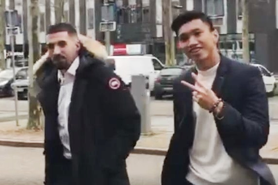 Van Hau mac vest, sai buoc tu tin tren duong pho Ha Lan hinh anh