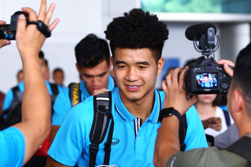 Cau thu U23 hen ho ban gai, tu tap ban be trong ngay dau xa trai hinh anh